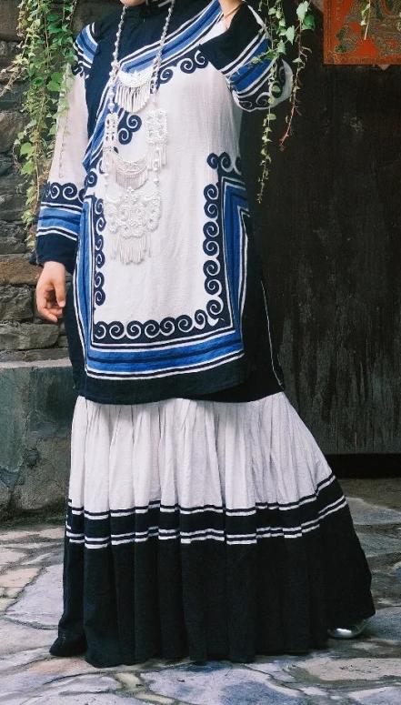 男人陪女人,美女金元宝服饰广场欢迎你,女人用大鸡巴操比免费在线播放的
